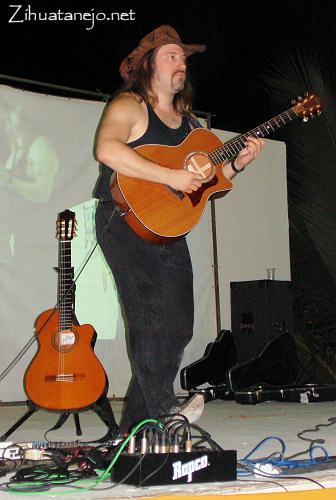 Chris Dunnett at the closing of the 2007 Festival Internacional de la Guitarra de Zihuatanejo Chris Dunnett at the closing of the 2007 Festival Internacional de la Guitarra de Zihuatanejo